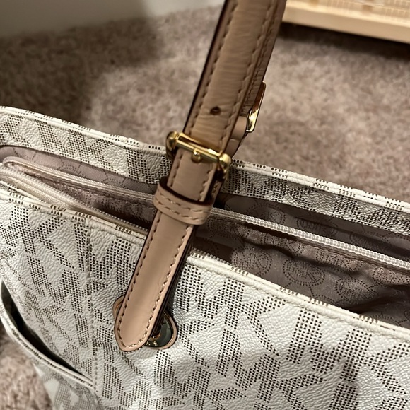Sale! Michael Kors large jet set monogram tote - Picture 14 of 14